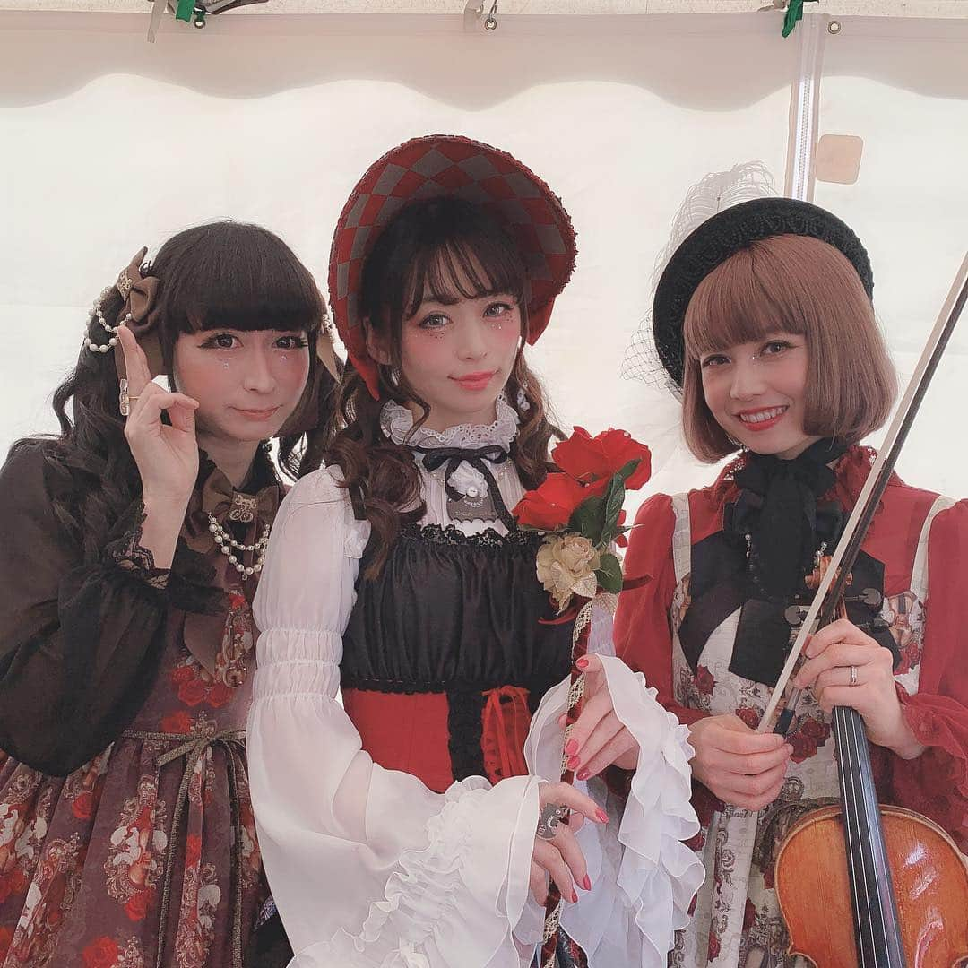 深澤翠さんのインスタグラム写真 - (深澤翠Instagram)「吉祥寺コレクション@enchantlicenchantilly  ステージに出演してまいりました❣️ 吉祥寺の街とバスと駅とビル そしてロリィタ という最高にシュールでクールなステージでした😂❣️ あさいまりちゃんのヴァイオリンに合わせてウォーキング🎻  キッズモデルちゃんが着ているのすごく可愛かった🥰 デザイナーさんとはもうすぐ海外へ一緒に行くので今からとても楽しみ❣️ #吉コレ #lolitafashion」4月28日 19時44分 - midorifukasawa