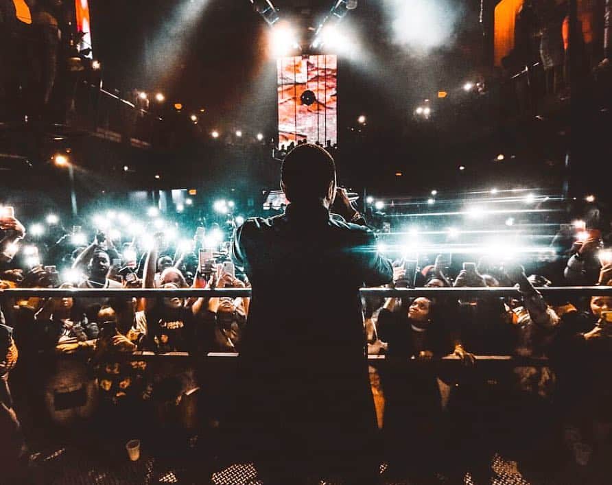 ファボラスのインスタグラム：「You suppose to let the light guide you, not blind you [shot by @dannybphotography]  #VENU #Buffalo」
