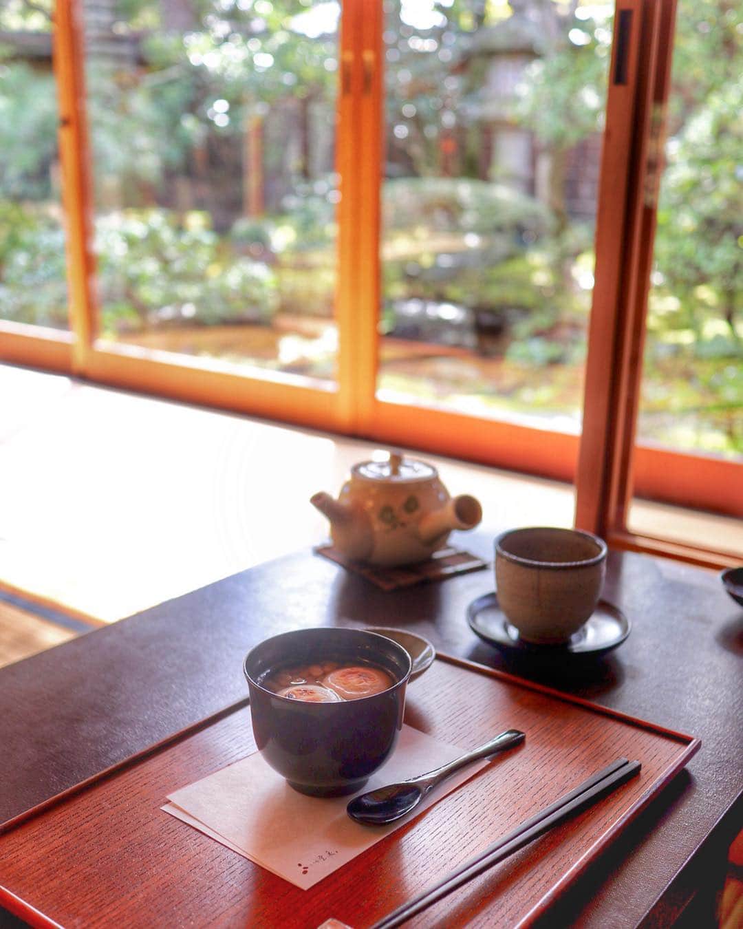 水野佐彩さんのインスタグラム写真 - (水野佐彩Instagram)「・ 浴衣の季節になる前に 載せてなかった京都pic🌸 GW京都に行く人にぜひ行って欲しいところ💕💕・ ・ もはやここに行くのが京都の目的だったくらい 1番楽しみにしていた茶寮宝泉🍵🍡 朝イチで着付けをしてもらって その足で向かいました👘✨ 日本庭園を眺めながらいただく 賞味期限15分のわらび餅と 白小豆のぜんざいが もう最高🥺💕💕 とにかく美味しい つるん ぷるん 幸せ🥺❤️ ここ❣️って時にアップしたくて 2ヶ月以上経ってしまってました😂w 宝泉はかなり並ぶし大人気のお店なので 朝イチ行くのがおススメです🧡 #京都 #京都旅行 #茶寮宝泉 #宝泉 #わらび餅 #白小豆 #白小豆ぜんざい #着物」4月28日 10時47分 - saaya_mizuno