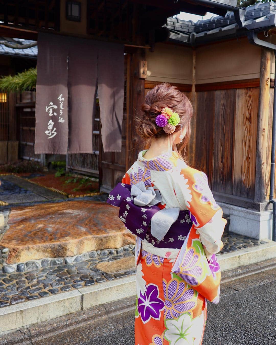 水野佐彩さんのインスタグラム写真 - (水野佐彩Instagram)「・ 浴衣の季節になる前に 載せてなかった京都pic🌸 GW京都に行く人にぜひ行って欲しいところ💕💕・ ・ もはやここに行くのが京都の目的だったくらい 1番楽しみにしていた茶寮宝泉🍵🍡 朝イチで着付けをしてもらって その足で向かいました👘✨ 日本庭園を眺めながらいただく 賞味期限15分のわらび餅と 白小豆のぜんざいが もう最高🥺💕💕 とにかく美味しい つるん ぷるん 幸せ🥺❤️ ここ❣️って時にアップしたくて 2ヶ月以上経ってしまってました😂w 宝泉はかなり並ぶし大人気のお店なので 朝イチ行くのがおススメです🧡 #京都 #京都旅行 #茶寮宝泉 #宝泉 #わらび餅 #白小豆 #白小豆ぜんざい #着物」4月28日 10時47分 - saaya_mizuno
