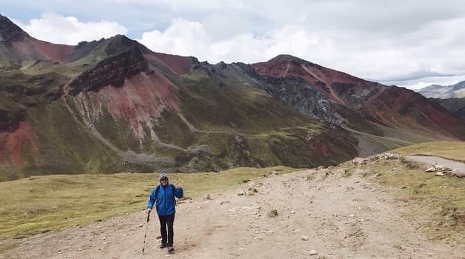阿久津ゆりえさんのインスタグラム写真 - (阿久津ゆりえInstagram)「ペルーの新名所とも言われているレインボーマウンテン⛰🌈 こんなに綺麗な色なのは、地表に露出したこの山の鉱物が空中の酸素で地層の鉱物ごとに酸化して変色し、レインボー色のように色鮮やかになったらしいんです😳✨ なんとなんと標高は5000m越え！😂⛰🥾 (富士山は3776m) 酸素がとても薄くて、少し歩いただけでゼェゼェでしたが、頑張ったその先にある景色は格別でした。。。！！ #VisitPeru #ペルー #peru #意外性大国ペルー #レインボーマウンテン #ヴィニクンカ山 #標高5000m #体力に自信のない方は馬に乗れます #暖かい格好で登ってね #Heyjimmy #yurie_travel」4月28日 10時51分 - yurie__a