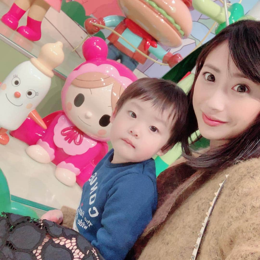 桜井未来さんのインスタグラム写真 - (桜井未来Instagram)「可愛い赤ちゃんパンマンの前で、息子に2ショットに付き合って貰いました😂💓（笑） ・ ・ ・ #アンパンマン #あんぱんまん #アンパンマンミュージアム #横浜 #yokohama #anpanman  #お出かけ #ママ #baby #ママ友募集 #赤ちゃんのいる生活 #ママサークル #ママイベント #ママ会 #都内ママ #ベビスタグラム #mamagirl #ベビフル #コドモダカラ #コドモノ #ママリ #親バカ部 #新米ママ東京部」4月28日 10時51分 - miki.sakurai0214