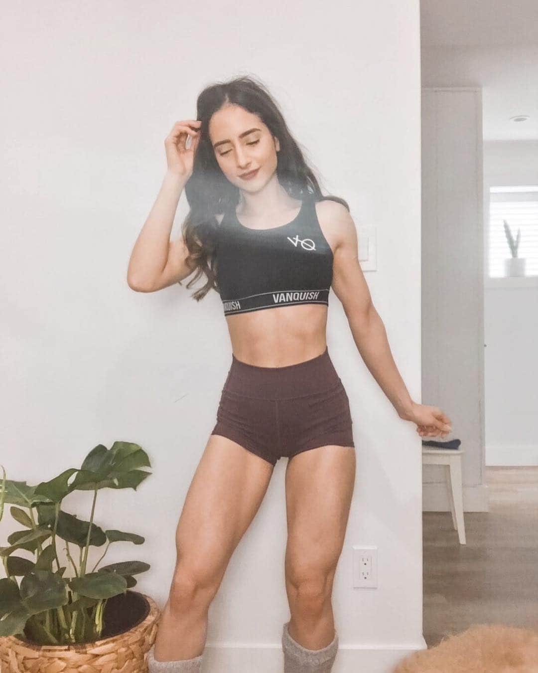 Sarah Ramadanさんのインスタグラム写真 - (Sarah RamadanInstagram)「lol I always forget to do physique updates now😂 just enjoying life + fitness, and getting lost in the moments 💜 ⠀ training: @ffgguide + intuitive cardio 💜💪🏼 ⠀ stats: 5’3”, maybe 115 lbs?? I haven’t checked in a while 😅 ⠀ wearing @vqfitwomen bralet in Small 🖤🔥 ⠀ #physiqueupdate #fightforgrowth #vqfitwomen」4月28日 11時02分 - fightforgrowth