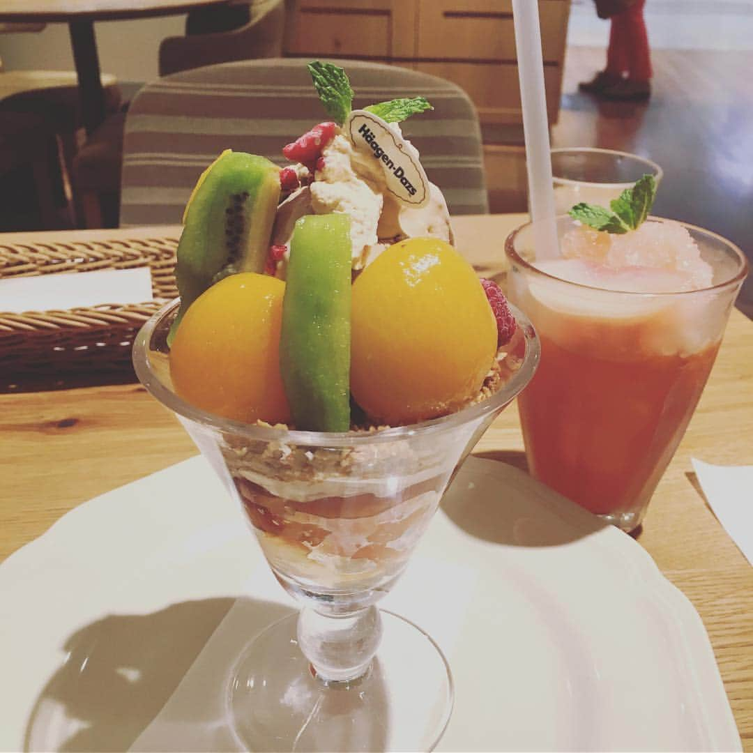 石榑亜紀子さんのインスタグラム写真 - (石榑亜紀子Instagram)「貴重なひとり時間…⏳ #afternoontea #yokkaichi #teatime  #afternoonteatearoom #instagood #instafood #sweets #cafe #tokyocafe  #カフェ #四日市 #アフタヌーンティー #アフタヌーンティーティールーム #カフェ巡り #カフェ好き #フルーツ #スイーツ #甘党 #甘党女子  #初夏限定 #パフェ #カフェ好きな人と繋がりたい #ハーゲンダッツ #ハーゲンダッツ期間限定 #紅茶 尽くしの贅沢パフェ #ピーチティー はもう#シャーベット 暑い日だったので美味しかったです🍑 平成も残り僅か…ですね✨良い連休をお過ごし下さい🌿  #走る気象予報士 #アスリートフードマイスター2級 #臨月 安静にと言われてる大型連休なかなか出歩けずです…🍀」4月28日 10時55分 - guregure_46