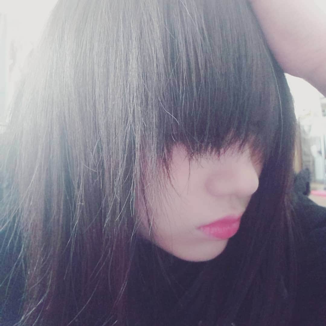 小原尚子さんのインスタグラム写真 - (小原尚子Instagram)「前髪が伸び過ぎて鬱陶しいから切りたいけど引きこもりたいが勝ってこんなになりました｡」4月28日 10時57分 - naokoobara0817