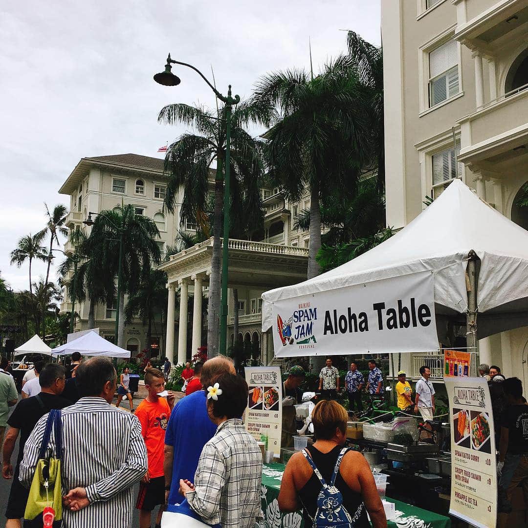 のインスタグラム：「Good location!!! #spamjam  #hawaiianfood #hawaiitrip #lovehawaii #kalakauaave #aloha」