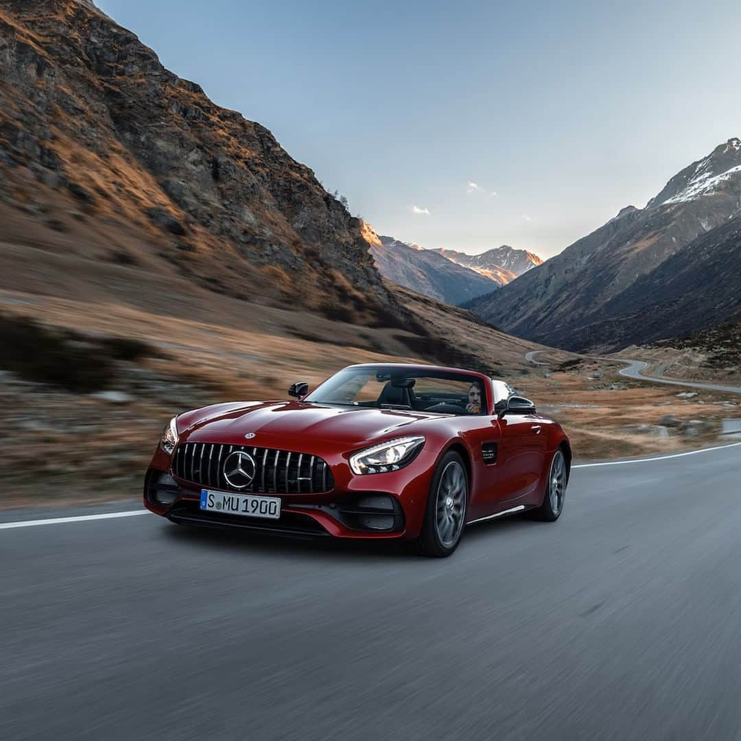 メルセデス・ベンツさんのインスタグラム写真 - (メルセデス・ベンツInstagram)「Who would like to go for a spin? 🔥 📸: @danielwagnerphoto for #MBsocialcar ______________________________ [Mercedes-AMG GT C Roadster | Kraftstoffverbrauch kombiniert: 12,5 l/100 km | CO2-Emissionen kombiniert: 284 g/km | mb4.me/RechtlicherHinweis/] . #MercedesAMG #AMG #GTC #cars247 #view #awesomecars #carsofinstagram #amazingcars #DrivingPerformance #supercars」4月28日 11時00分 - mercedesbenz