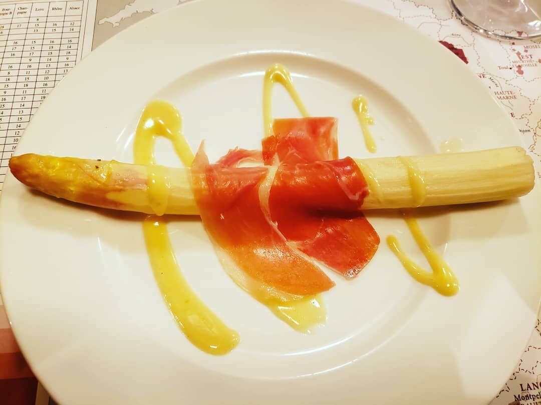 梅田陽子さんのインスタグラム写真 - (梅田陽子Instagram)「大きなフランスのホワイトアスパラガス。がぶりと。旬のものを頂いてpowerをcharge！  #アスパラガス#ホワイトアスパラガス#ホワイトアスパラガスのグリル#asuparagus#アスパラ#foodie #foodstagram #food#生ハム」4月28日 11時03分 - yokoumeda