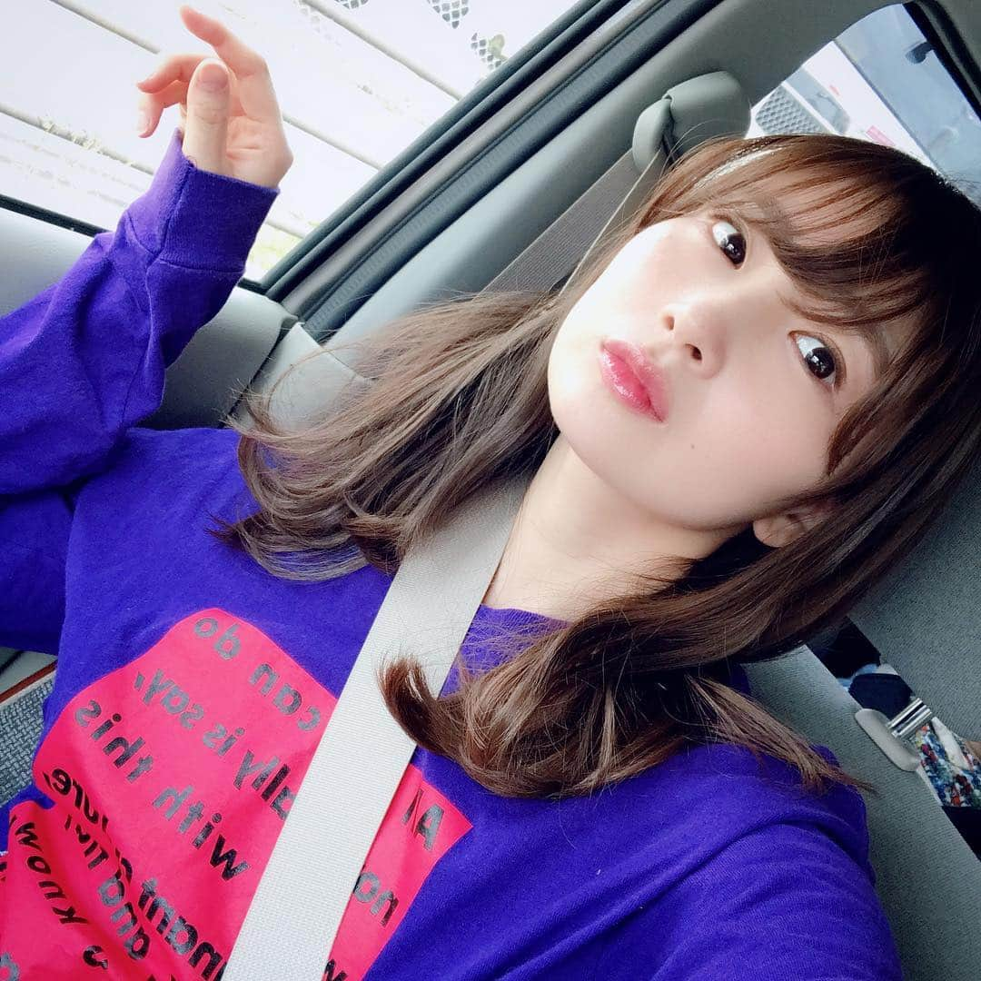 岸野里香さんのインスタグラム写真 - (岸野里香Instagram)「@lsurii.hairtreatment  にて、阿知波さんに前髪復活してもらって、流すのもできるし、下ろすのも出来るように切ってもらいました💓今日は自分的にとってもいい感じに出来たし、色もめっちゃお気に入り🙆‍♀️ まずストレートアイロンして、そのあと32mmのコテでカール‼️アホ毛を抑えて出来上がり🐷🌼 今日は天気良いから車でお出掛け🚗 パパの試合はバスケットライブで応援📣🏀しようね😍‼️👶🏻 #gw」4月28日 11時03分 - rikakishino_official