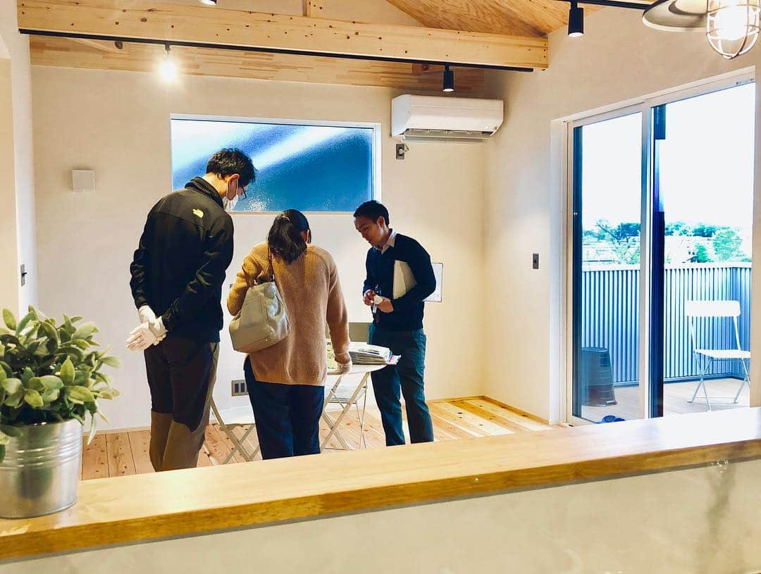 crie style クリエすずき建設のインスタグラム：「本日、クリエすずき建設 完成見楽会 2日目 最終日＼( 'ω')／！ 昨日は、あいにくの天候ではあったものの、 多くの方にご来場いただきました✨ 皆本当にありがとうございました！！ 本日も 11時〜17時まで開催！ 本日は天候にも恵まれ、 春の陽気の中開催が出来そうです🌸 昨日に続き、『珪藻土で遊ぼう！』 も開催しておりますので、 ぜひオリジナルの作品を作ってみてくださいませ♩ 「木」が香る、「木」の家。 玄関から「木」 の温もりが皆さまを お出迎えしてくれます♪ ご来場、心よりお待ちしておりますm(__)m！  本日も多くの皆さまの、たくさんの笑顔にお会いできますように（´-`）.｡oO  #完成見学会#見楽会 #木の家#珪藻土 #セカンドリビング #ルーフバルコニー#家事動線 #カフェ#豊四季 #戸建て#注文住宅 #バリアフリー #セカンドライフ #ユニバーサルデザイン #新築#リノベーション #リフォーム #ライフスタイル #住まいづくり #楽しく人生をデザイン #criestyle #クリエスタイル #crie#クリエ #すずき建設 #クリエすずき建設 #クリエすずき #工務店#柏市#柏」