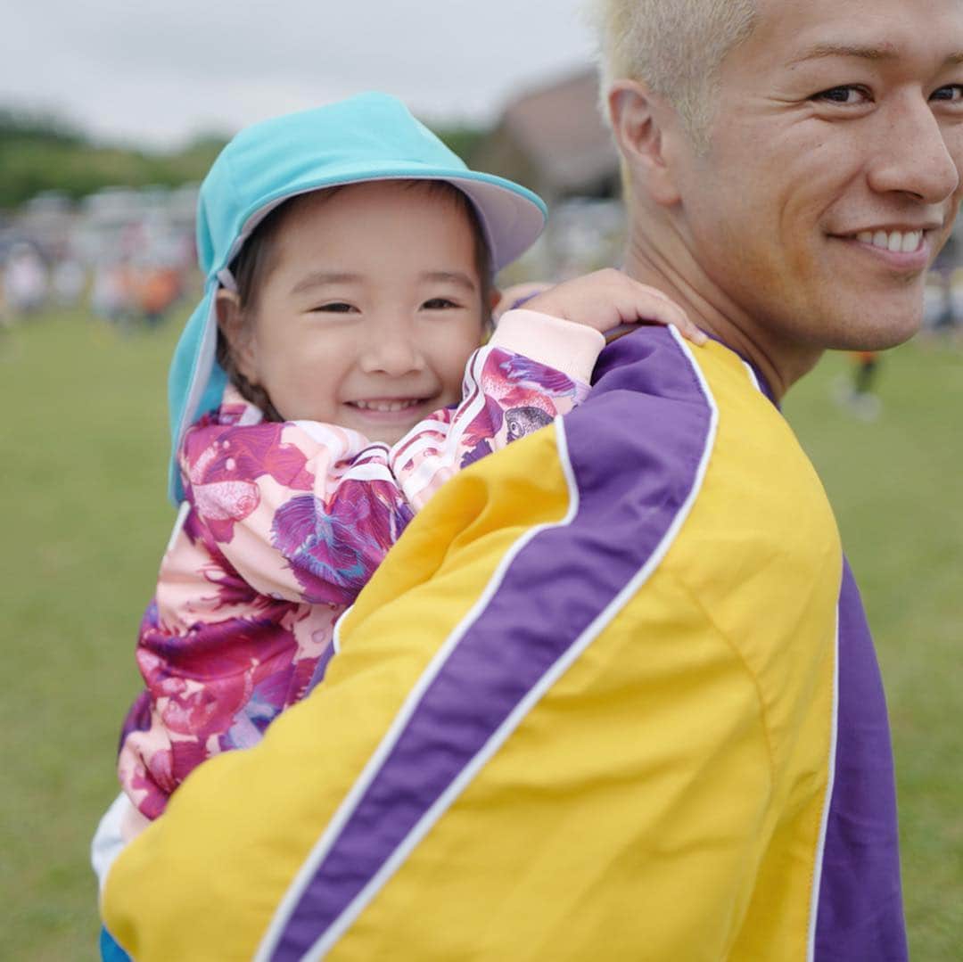 のインスタグラム：「長いGW始まりましたね😍🌸 沖縄に来られる方もいるみたいでオススメ教えて下さいとDMいただいているのお返事できてなくてすみません。 #teruyaオススメに沖縄のオススメ情報載せてますのでぜひそちらを見てみてください🥺🌺 . 初日の昨日は幼稚園の親子遠足があり参加してきました👨‍👩‍👧 親子レクレーションはお父さん@teruya1223  が頑張ってくれました☺️ #日夕佳 #親子遠足 #沖縄 #日夕佳とお父さん」