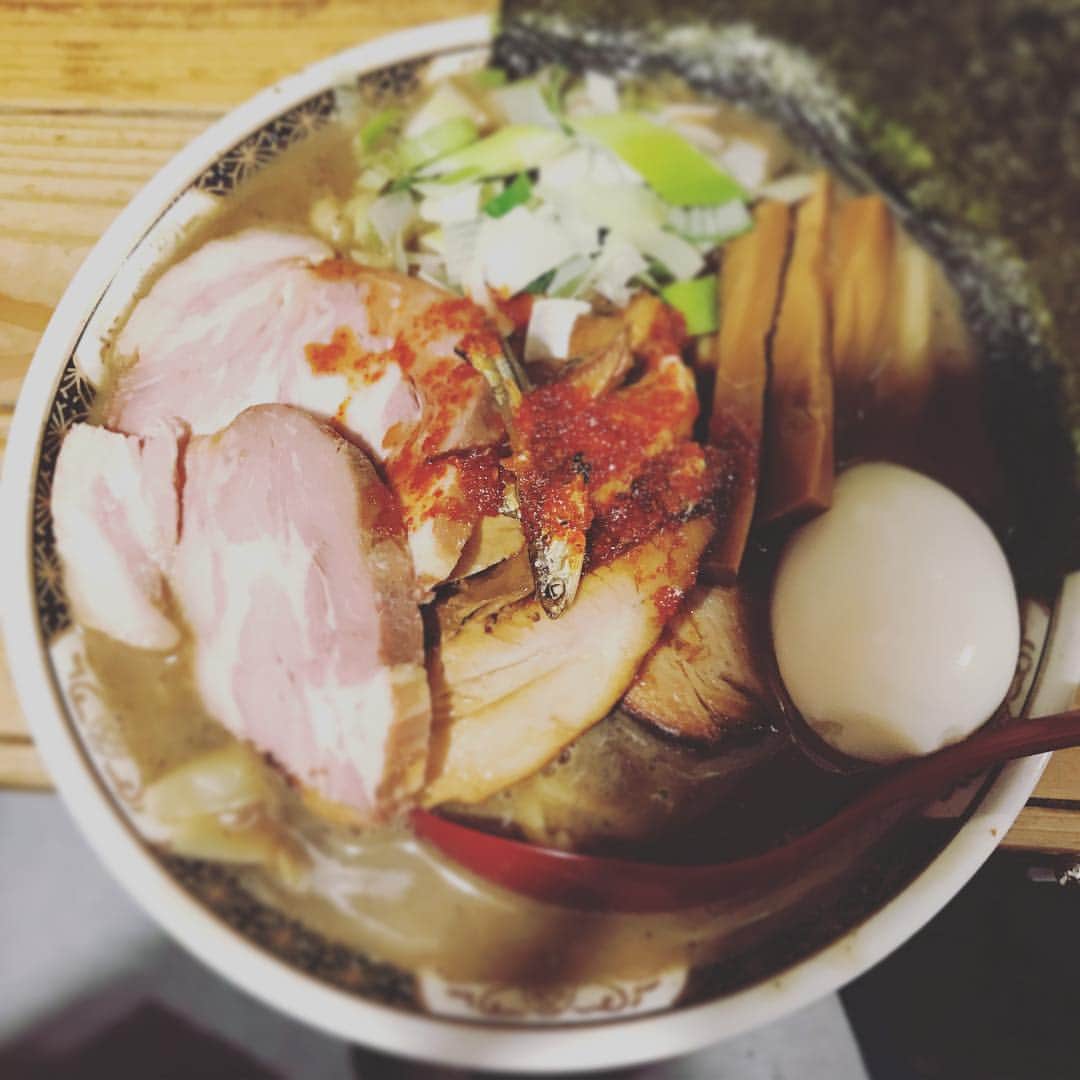 のインスタグラム：「昨日の帰り、久しぶりに寄ったラーメン凪。 1番好きなラーメン。 ってか並んでる人が僕以外、外国人の方々だった！ガイドブックにでも載ってるのか？？ A ramen restaurant NAGI that I visited yesterday after a long time.  The first favorite ramen.  By the way, except for me, I was a foreigner!  Is it even in the guidebook? ?  #40分並んだ #寒かった #その分美味かった #円スタグラム #art #lights  #food #iPhone7plus #focus #cool #kawaii #japanese #comedian #tokyo #japan #love #instagood #instalike #webstagram #follow #followme #followforfollow #写真 #アート」