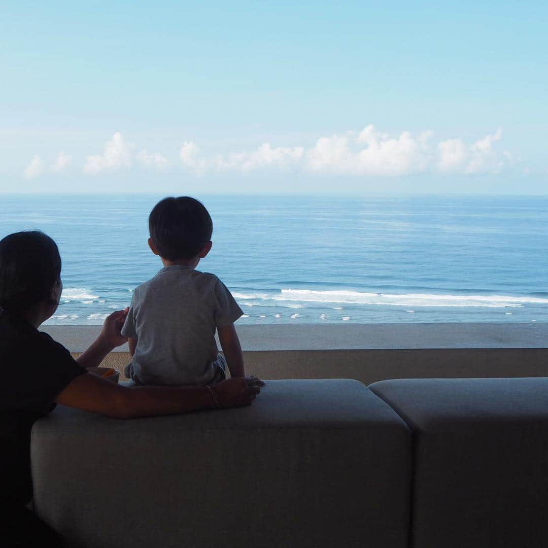 亀恭子のインスタグラム：「in Bali, We are relaxing here on vacation❤︎ . . . 皆さま、ゴールデンウィーク・10連休 いかがお過ごしですか？ . . 私はバリ島でゆっくり過ごします。 1日目の朝、 海を眺めて黄昏る息子。 . . #goldenweek #vacation #bali #familytime #relax #fun #❤︎」
