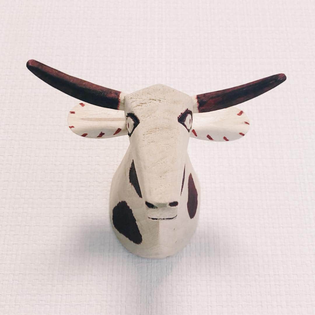 藤井祥子のインスタグラム：「. @labrava_mexican_folk_art さんで購入したオアハカンウッドカーヴィングの牛の壁掛け🐄🥛 メキシコのオアハカで1950年代ごろから用いられている昔ながらの手法で作られた木彫りだそうで、経年変化も楽しみです◎ . . . . #メキシコ民芸 #オアハカンウッドカーヴィング」