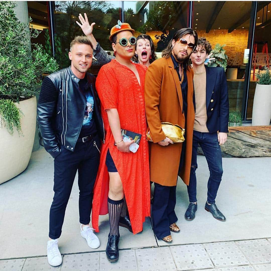 アダム・ランバートさんのインスタグラム写真 - (アダム・ランバートInstagram)「Brunch at @aliceeatery w @markusmolinari @javicostapolo @carlcunard surprise photo bomb @millajovovich !」4月28日 11時11分 - adamlambert