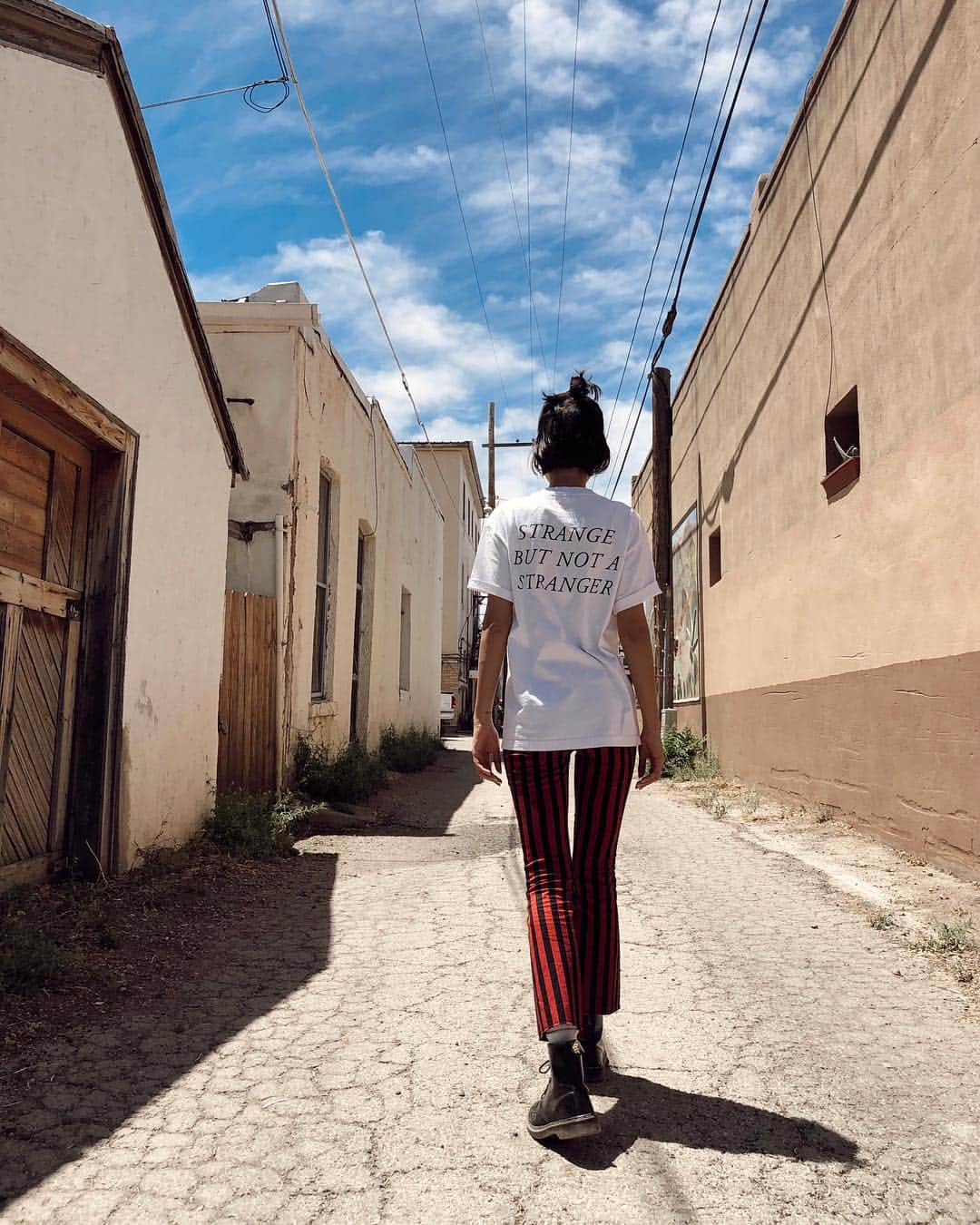 大屋夏南さんのインスタグラム写真 - (大屋夏南Instagram)「Not a stranger 🎈 久しぶりに履いたマーチン調子よし🙆🏻‍♀️ ・ ・ #marfa #texas #ootd #look  #マーファ #テキサス」4月28日 11時11分 - __kana_oya__