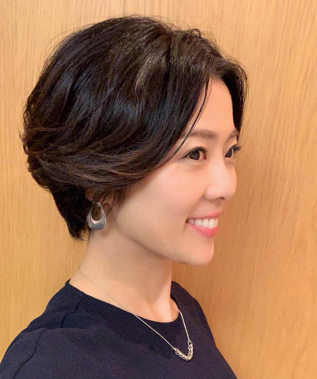 大和田美帆さんのインスタグラム写真 - (大和田美帆Instagram)「GWいかがお過ごしですか？ 私は、 #ハンサムショート と呼ばれてるらしい 髪型にしましたー。 そして二度寝できる喜びに浸るGW.  #美容院#dab代官山 #ショートカット」4月28日 11時15分 - miho_ohwada