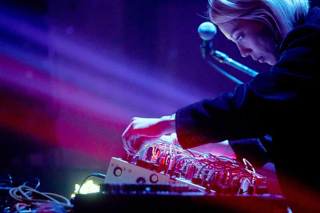のインスタグラム：「都内某所で行われた秘密のパーティRed Bull Music Festival Tokyo 2019「Methods and Modulations」が表現した”ウェアハウスパーティ”という世界観に酔いしれた一夜の様子とは❓#REDBULLFESTTYO 続きはlinking.bio」