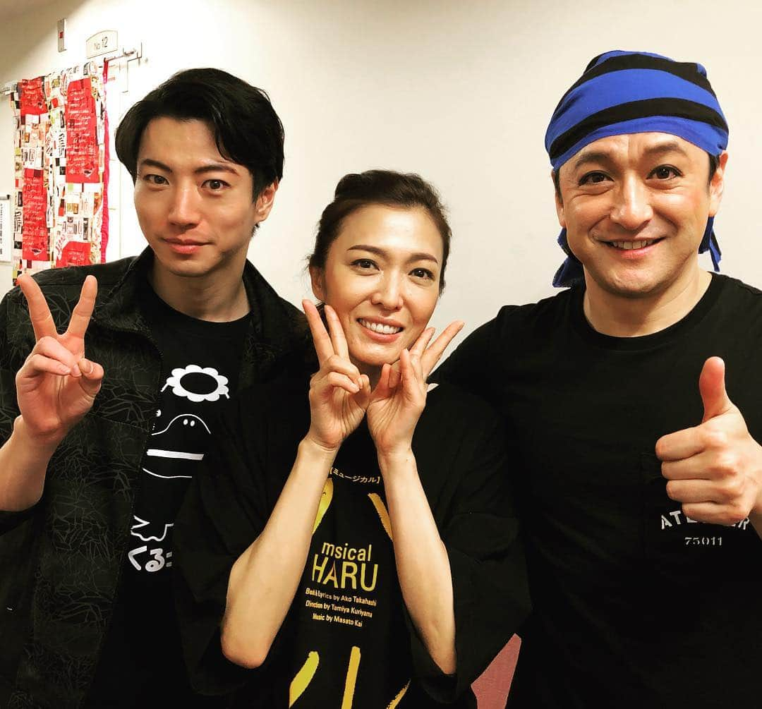 石丸幹二さんのインスタグラム写真 - (石丸幹二Instagram)「#梅田芸術劇場 第2弾 #ハル 大阪千穐楽おめでとうございます㊗️ この三人の繋がりは #梅芸製作 #スカーレット・ピンパーネル  家族の再会でした。#ライムライト は明日が大阪千穐楽です。 #安蘭けい #矢崎広 #石丸幹二」4月28日 11時29分 - team_kanji_ishimaru