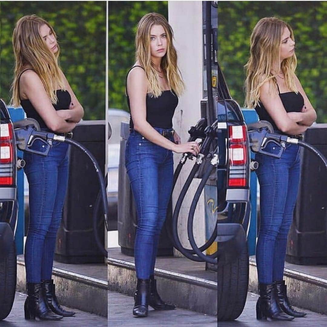 アシュレイ・ベンソンのインスタグラム：「Hey everyone. Just letting you know I pumped some gas this weekend. Here’s some evidence. Hope you’re having a blast this weekend as well. Please also let me know what you’re having for dinner tonight. Need some ideas. (5 course menu ideas only) if you read up to here lmk with a 🐽 emoji. Great.」