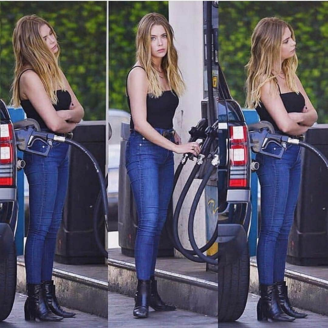 アシュレイ・ベンソンさんのインスタグラム写真 - (アシュレイ・ベンソンInstagram)「Hey everyone. Just letting you know I pumped some gas this weekend. Here’s some evidence. Hope you’re having a blast this weekend as well. Please also let me know what you’re having for dinner tonight. Need some ideas. (5 course menu ideas only) if you read up to here lmk with a 🐽 emoji. Great.」4月28日 11時33分 - ashleybenson