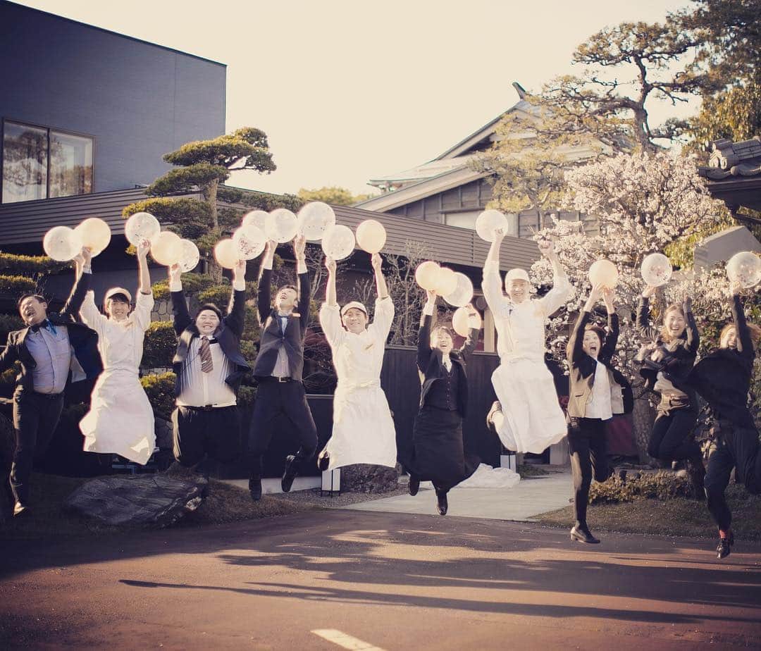小林樓《新潟県見附市：結婚式場》のインスタグラム：「ゴールデンウィーク 始まりましたぁぁぁ！！ 沢山の幸せに会える10連休に ワクワクが止まりませ〜〜ん❤️ 小林樓 元気にやってます！！ #小林樓#結婚式#wedding#ウェディング#和モダン#結婚式レポ#大人女子#大人可愛い#大人婚#可愛い#日本庭園#JapaneseGarden#和婚#白無垢#色打掛#新潟県#新潟#見附市#見附#中越#和婚をもっと盛り上げたい#新潟プレ花嫁#新潟卒花嫁#新潟花嫁#新潟プレ花嫁#プレ花嫁#卒花嫁#marry花嫁#小林楼#新潟花嫁#思わず写真を撮りたくなる結婚式#ゴールデンウィーク」