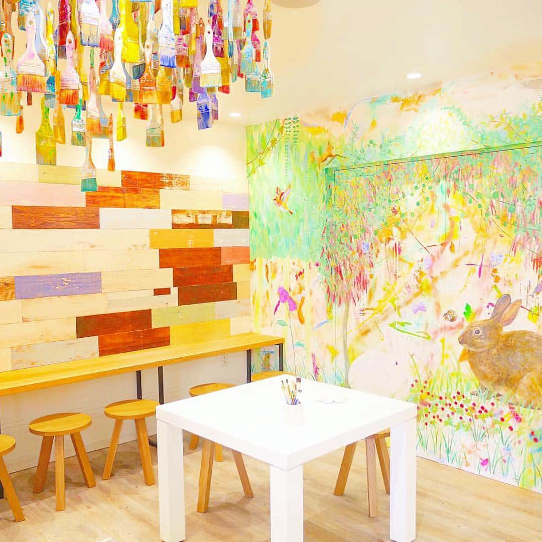 のインスタグラム：「* 雨の箱根旅行も華やかに☀️🌈 ポタリーペインティングを楽しめる「POTERIE（ポタリエ）」が4月にオープン🌈🖼✨ ポップな色味の絵具でイラストを描いて焼き付けます🖌 店内は映え映えの映えな可愛いアトリエです🤤💐 #ポタリング」