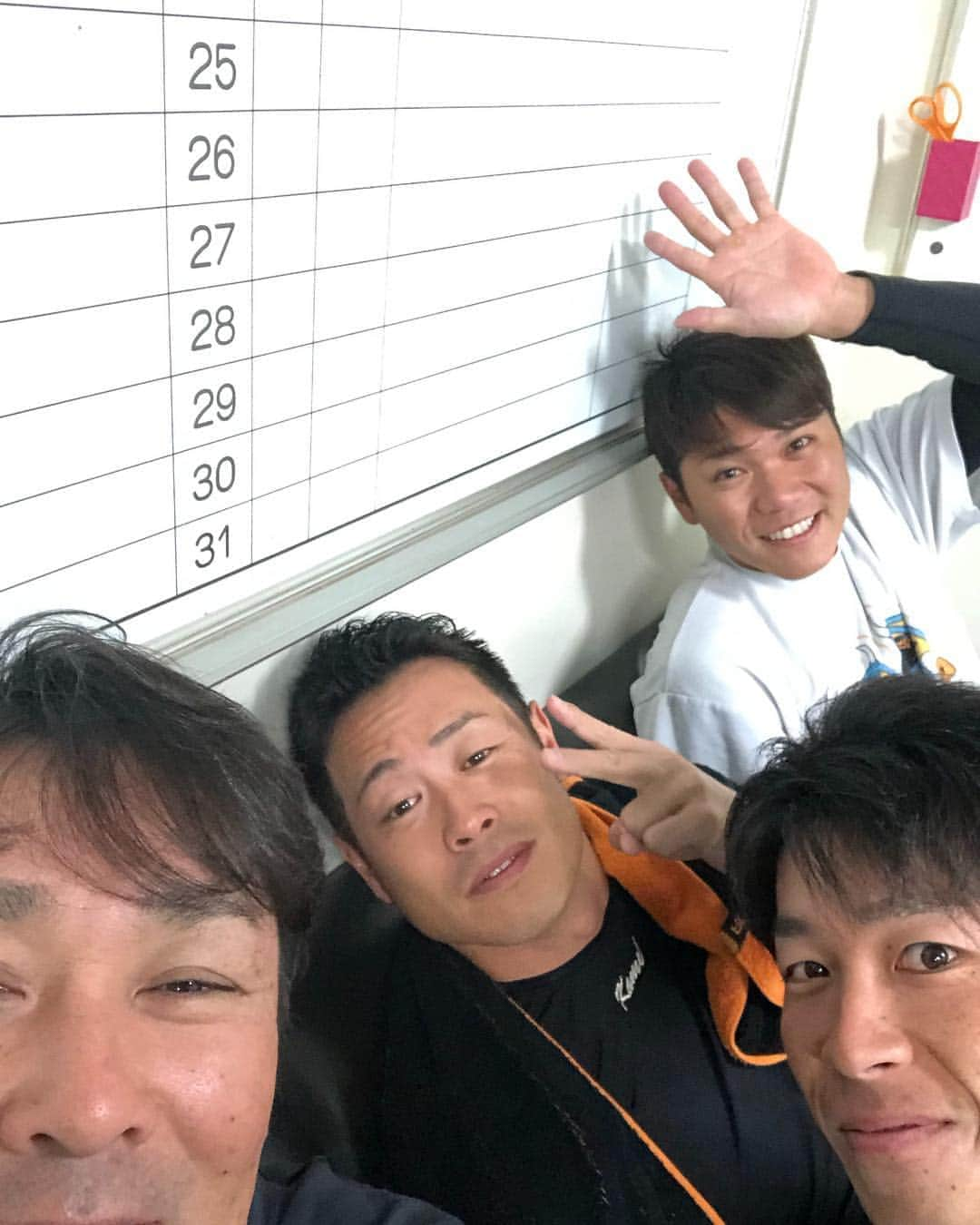 元木大介のインスタグラム：「朝からみんな元気〜〜 今日も頑張ります💪⚾️ 亀井選手、坂本選手、 なぜか写真に入って来た増田選手 #元木の一言 #元木大介 #日本 #japan #プロ野球 #野球 #読売ジャイアンツ #ジャイアンツ #巨人 #giants #baseball #坂本勇人 選手 #亀井善行 選手 #増田大輝 選手」