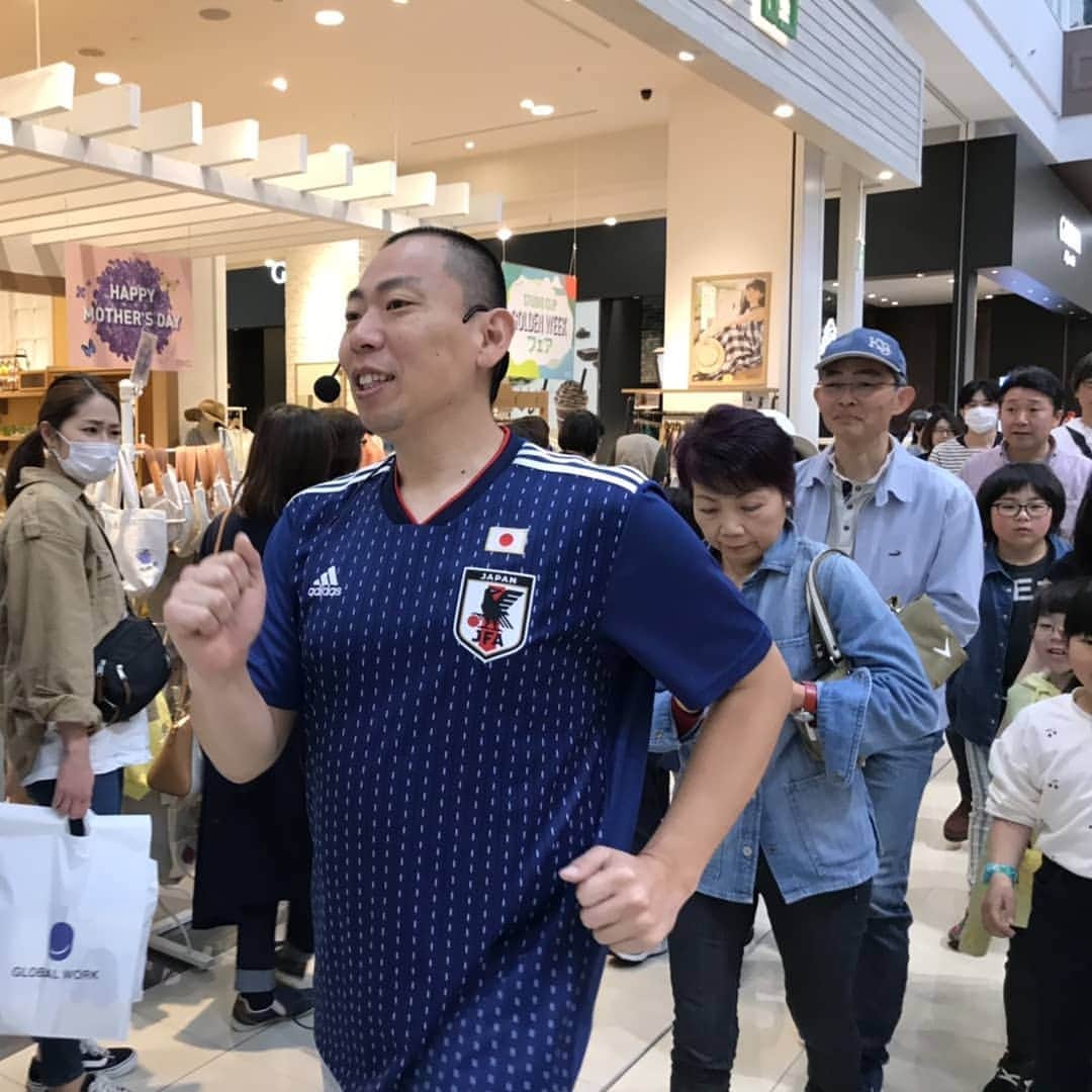 のインスタグラム：「イオンモール名取店にて『モールウォーキングイベント』ネタ&体操&モール内ウォーキング♪次回14時～ 、体を痛めない歩き方が学べるのです＼(^o^)／！ #宮城県 #名取市 #イオンモール名取 #よしもと #ウォーキング #レギュラー松本 #あるある探検隊」