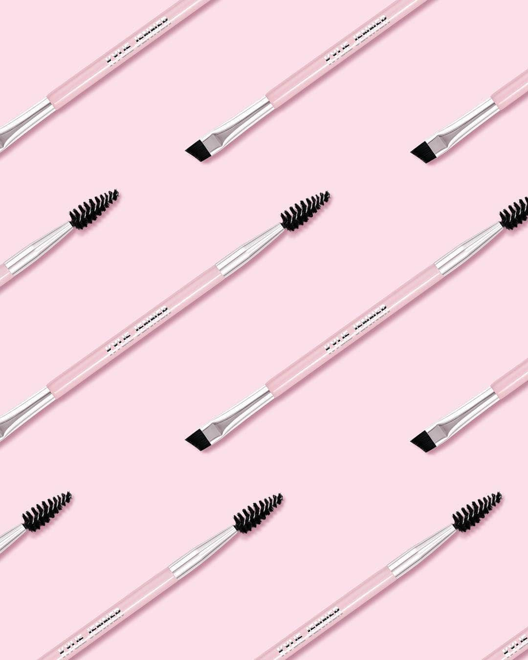 Kylie Cosmeticsさんのインスタグラム写真 - (Kylie CosmeticsInstagram)「#KYBROW BRUSH $10 💫 fill in brows precisely with sharp brush tip and blend to perfection with spoolie 💕 4/29」4月28日 11時47分 - kyliecosmetics