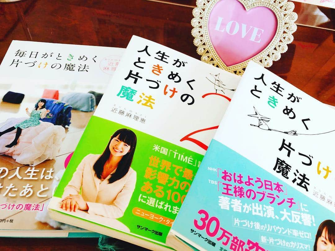 南城ひかりさんのインスタグラム写真 - (南城ひかりInstagram)「さぁ、今から片づけ祭り。 ・ ・  理想の生活☺️ を考えてたら、 午後になりましたが… ・ 奥底から感じる 本当の理想をハッキリ思い描いた！ ・ ・ さぁ、新しい人生、 新しい時代に向けて〜🙋‍♀️✨✨✨ #こんまり #ときめき術 #近藤麻理恵 さん #理想は現実化する #ときめきエネルギー✨ #令和を迎える前に😉」4月28日 11時51分 - hikariminashiro