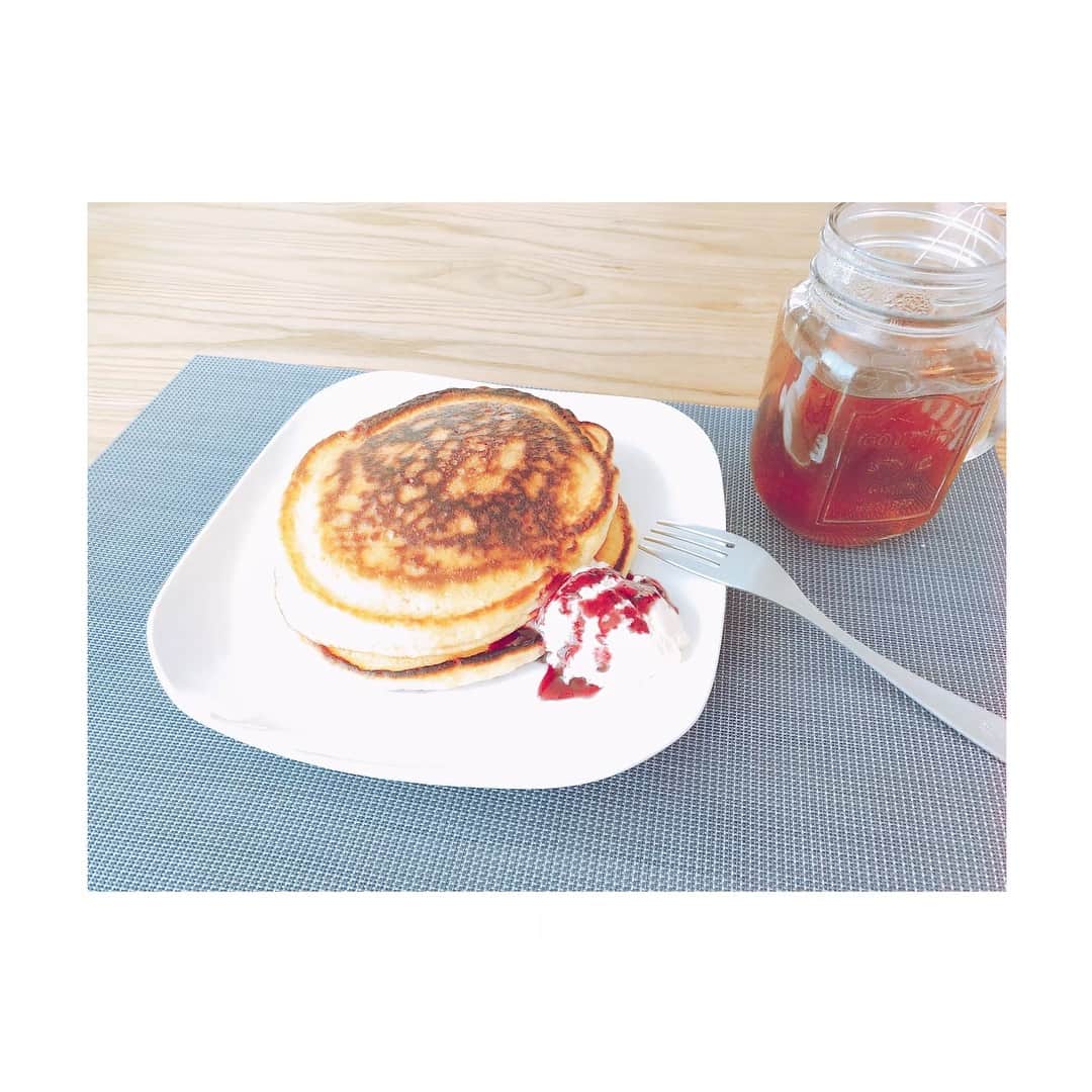 斉藤マリナ(さいまり) のインスタグラム：「🍴休日ホットケーキ焼きがち🥞 . . ホットケーキって1枚ずつ焼くから、人数分同時に完成させるの難しくないです？？みんなどうやってるの？？ フライパン何個も使うしかないのか🍳 . #breakfast#brunch#pancakes#sweets#foodporn#foodie#cafe#teatime . #おうちごはん#パンケーキ#ホットケーキ#うちカフェ#妊婦生活」