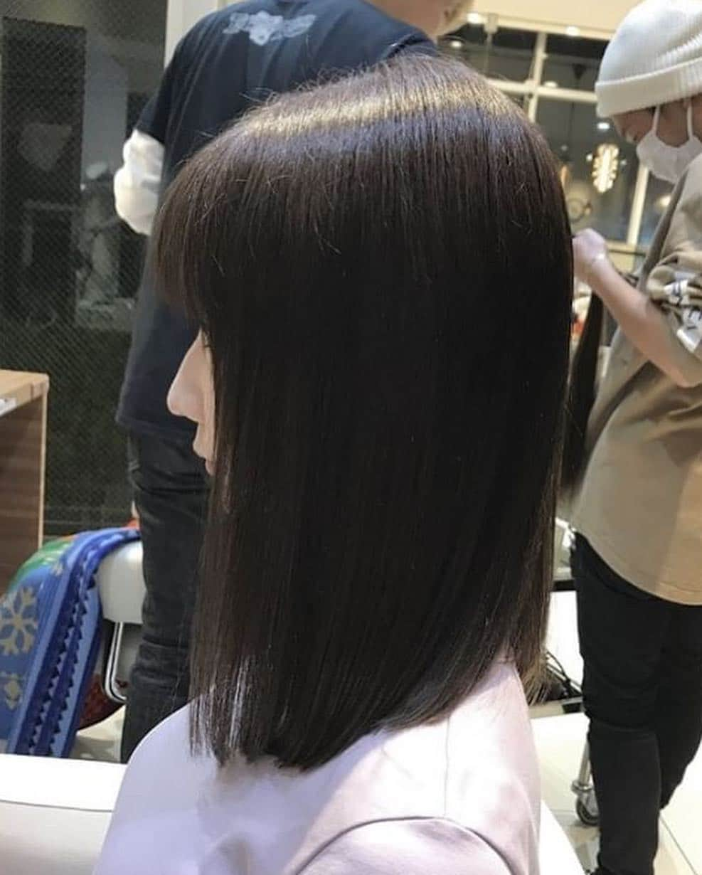 山内あいなさんのインスタグラム写真 - (山内あいなInstagram)「カラーも落ち着かせて重めの前下がりヘアに💇🏻‍♀️ 私服もタグ付けた♡  @rollen_ryuji  #前下がり #ミディアム #ミディアムヘア #実は #エクステ #30本 #ナチュラルすぎてびっくり #暑くてもうタンクトップ」4月28日 11時55分 - ainayamauchi3131