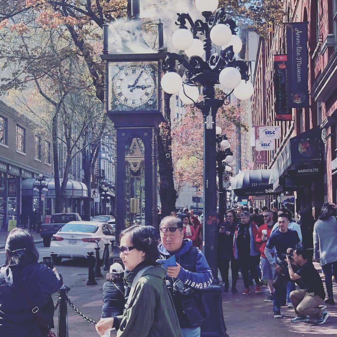 のインスタグラム：「#canada #vancouver #gastown  #steamclock #chinatown #trip #enjoy ガスタウンとチャイナタウンに行った。道一本挟むとこんなに世界変わるのか！？ってくらいこの二つの街で全然違う。ガスタウンとチャイナタウンのあいだの #hastingstreet は積極的すぎるホームレスの方がたくさんいた。から、皆さんもし旅行の時は、その通りは夜は避けましょう。身ぐるみ剥がされる。まじで。」