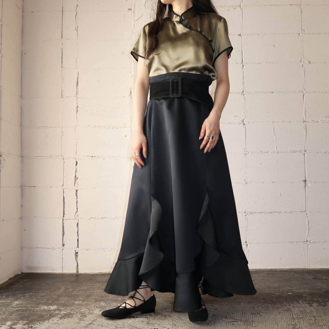 吉祥寺 古着屋 Orfeoのインスタグラム：「China Blouse × Raffled Skirt  #orfeo #kichijoji #tokyo #vintage #used #fashion #coordinate #outfits  掲載商品のお問い合わせはメールにて承っております。コメント、DMでのお問い合わせは受け付けておりませんのでご了承ください。」