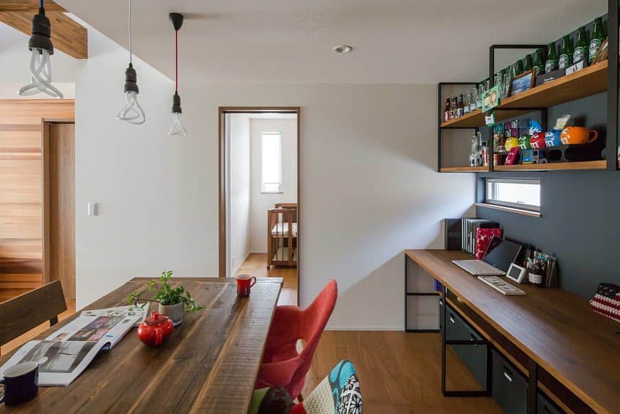 ルポハウス一級建築士事務所さんのインスタグラム写真 - (ルポハウス一級建築士事務所Instagram)「・ ・  ステンレスの艶やかなキッチンに合わせたのはオブジェのような水栓。 ・ この場を中心にして家族やゲストがにぎわう風景が目に浮かぶ楽しい予感の漂う空間。 ・ ・ ・ ルポハウスの施工事例をもっと見てみたい方は こちらまで☞ @reposhouse ・ #ルポハウス は#ちょっとかっこいい家 を"友人のために"という思いでつくっています。 ・ 一生に一度の#マイホーム。 「あなたにしかできない」×「ルポハウスだからできる」で、私たちだけの#家づくり を思いっきり楽しんでみませんか？！ ・ ・ ・ #家 #インテリア #住宅 #注文住宅  #新築一戸建て #デザイナーズ住宅 #一級建築士事務所 #設計事務所 #instahouse  #滋賀 #大津 #草津 #栗東#キッチンインテリア #ステンレスキッチン #ステンレス天板 #タッチレス水栓#グローエ水栓」4月28日 11時59分 - reposhouse