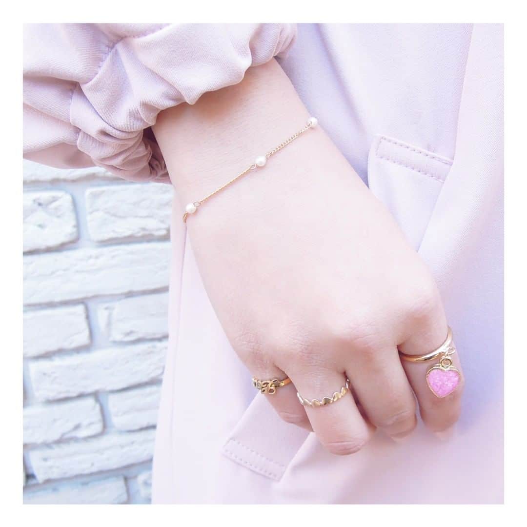 のインスタグラム：「. 【NEWS】 . Honey Salon直営店舗・公式通販にて、 ノベルティフェアを開催中💓 . 税込13,000円以上お買い上げで 「ハートリング&パールブレスSET」を プレゼントいたします😘 . ※オリジナルアクセサリーBOX付き。 ※無くなり次第終了です . . #honeysalonbyfoppish #honeysalon  #ハニーサロン #ハニサロ #ハニサロアクセ #ノベルティ #ブレスレット #ハート #ハートリング #リング #ピンク #キラキラ #アクセサリー #プレゼント #ゴールデンウィーク #ノベルティフェア #ring #bracelet #accessory #novelty #noveltyfair #heart #pink #pearl #set #cute #girly #kirakira #gw #goldenweek」