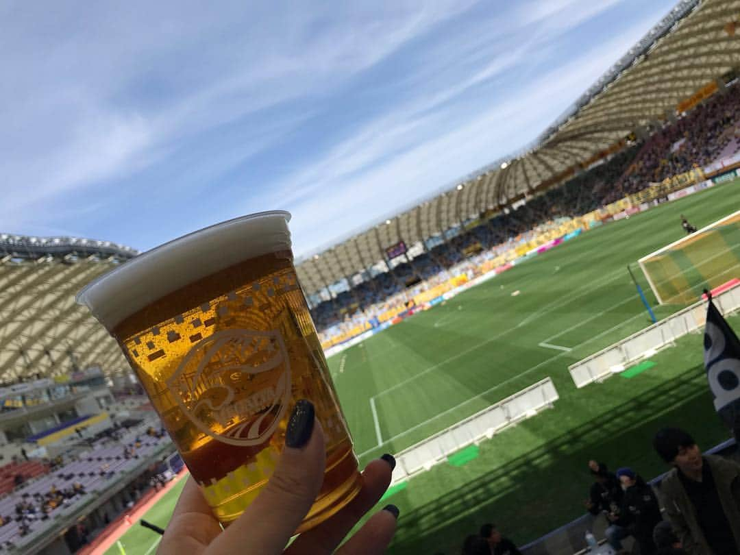 矢代梢さんのインスタグラム写真 - (矢代梢Instagram)「天気🙆‍♀️ けど寒すぎて震えながらビールいただいてます☝️ そんなビールもまたうまし🤤 今日はかならず勝ち点3 持って帰ります！ #jリーグ #ガンバ大阪サポーター #ビール #スタジアムとビール #スタジアムでビール #うまし #🤤 #🍺 #⚽️」4月28日 12時00分 - kozue_yashiro