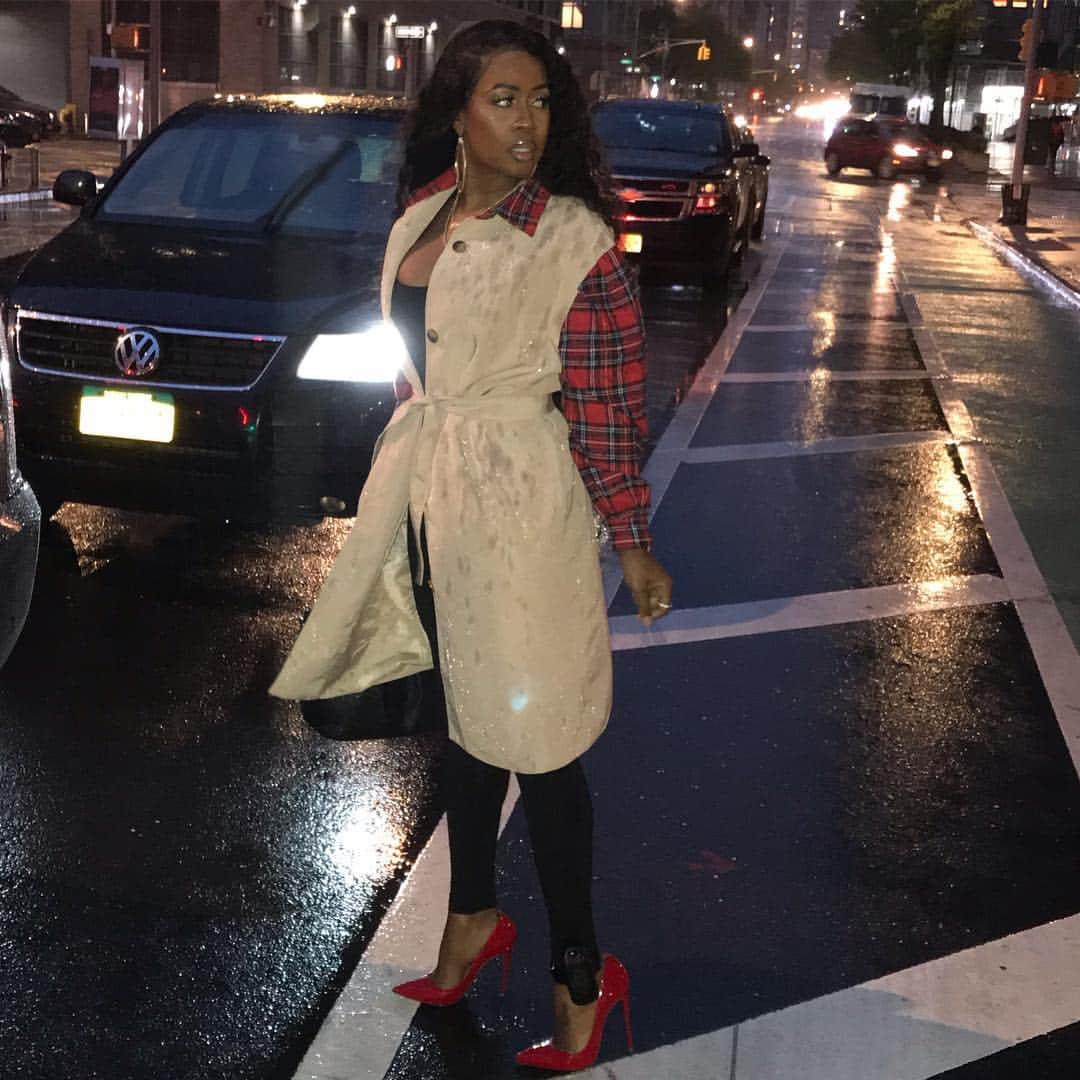 レミー・マーのインスタグラム：「I thought I was cute in my @Weekend__Rush jacket and a 🚕 dead came and splashed 💦me... 😎still cute though #RemyMa #RainyDayRem」