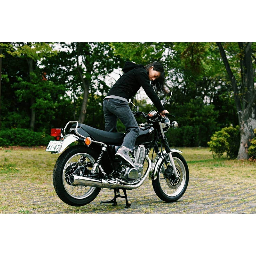 小野木里奈さんのインスタグラム写真 小野木里奈instagram ヤマハ Sr400 キックスタート初体験の様子 取材をご一緒させていただいたライターさんのアドバイス通りにやったらできたよー この作業だけでかっこいいし 楽しい 笑 今のバイクだとこれが