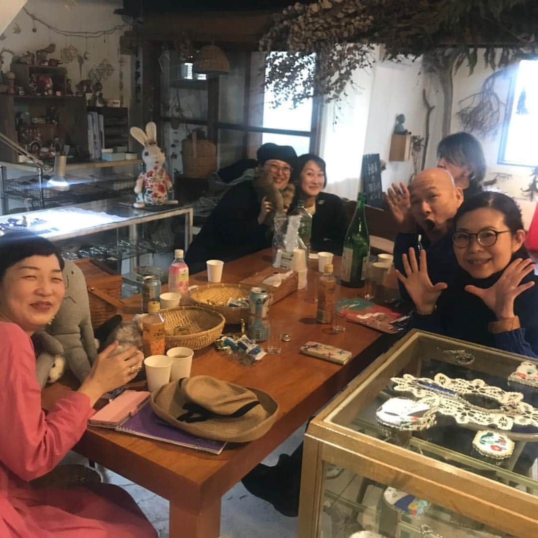 氏家恵さんのインスタグラム写真 - (氏家恵Instagram)「昨日は綾瀬 Decola.さんで落語会「蛸蔵の会」がありました。 ・・・ おさむ家蛸蔵(イトケン)が落語を三席噺しました。最後に噺した「芝浜」は幸いご好評を得まして、無事終了。 あとは酒をかっ喰らった次第 笑 ・・ 私も前座の「ラッキー&めぐみ」としてコント？をやりましたよ。 とても楽しかったです！ ・・・ 最後の写真はラッキー一族大集合とテリ谷さんです💕  みなさまありがとうございました！  #decola. #Decola. #綾瀬 #おさむ家 #おさむ家蛸蔵 #落語」4月28日 12時15分 - ujiiemegumi