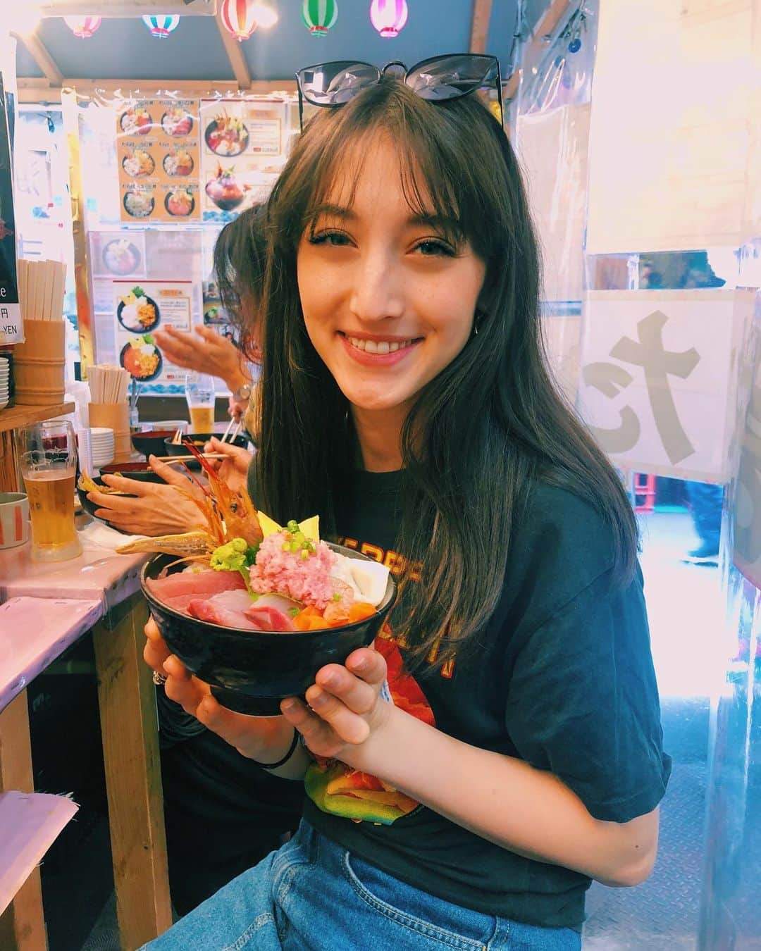ジュディ舞衣のインスタグラム：「Sorry fishies🐟🍣 ． ． ． #築地場外市場 #築地 #海鮮丼🐟 #tsukijifishmarket #tokyo #tokyotravel #tokyoeats #kaisendon #japanesefood #seafood #ゴールデンウィーク」