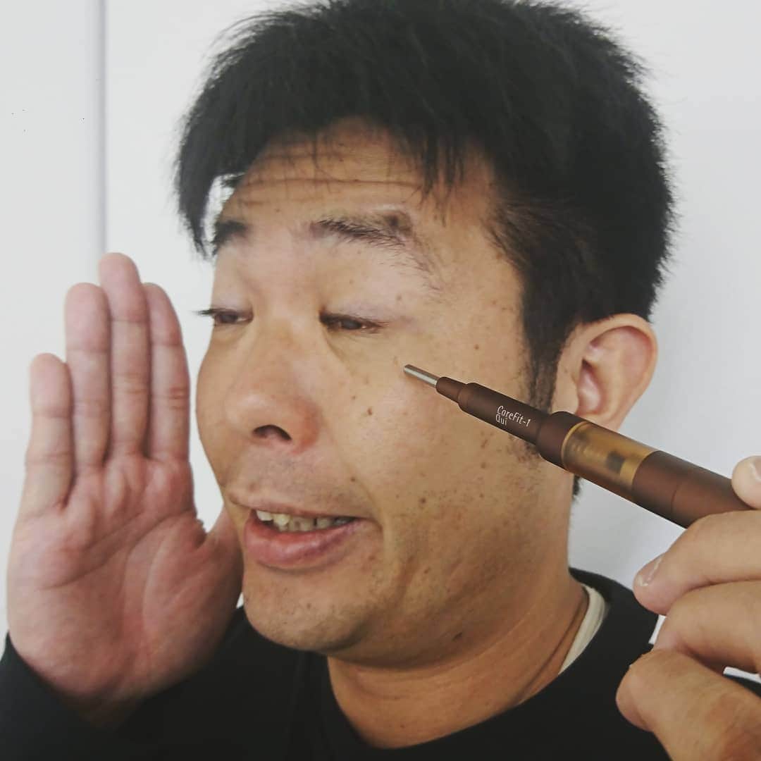 のインスタグラム：「美容男子に目覚める西川くん(^-^)♪押すだけでリフトアップ効果に期待しながら気絶♪目指せアンミカさん♪  #美容男子 #レギュラー西川 #気絶 #美容 #アンミカ さん#リフトアップ #ツボ #ツボ押し #corefit-1 #bbyc #あるある探検隊 #にらめっこ #変顔」