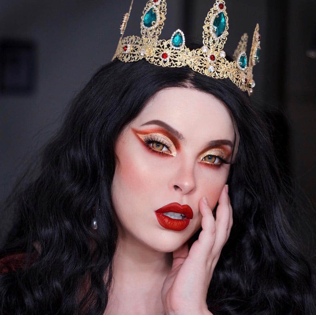 Jeffree Star Cosmeticsさんのインスタグラム写真 - (Jeffree Star CosmeticsInstagram)「KILLER QUEEN 👑♥️ This empress @dorothy.dew has a look that could kill. 👸🏻👸🏻This Royal beat is complete using our blood red #velourliquidlipstick shade ‘Redrum’ 💄💄 #jeffreestarcosmetics #redrum #redlips」4月28日 12時35分 - jeffreestarcosmetics