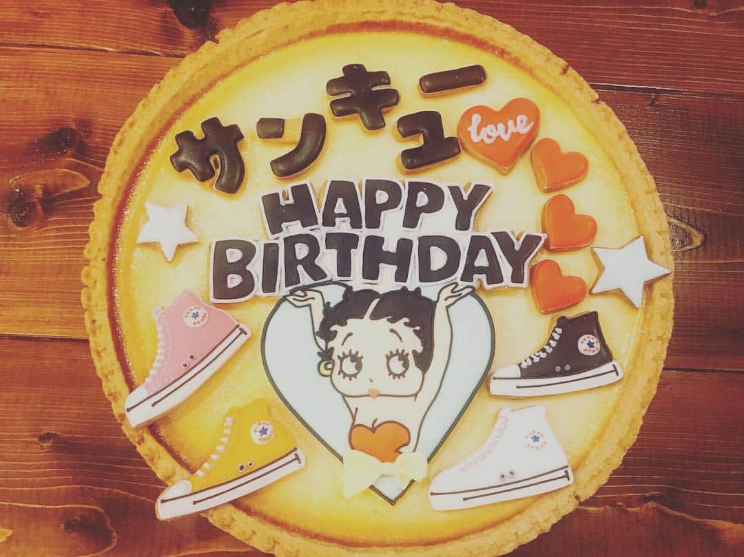 岡部さんのインスタグラム写真 - (岡部Instagram)「尾形さんお誕生日おめでとうございました。  いつも秀逸なドッキリにかかっている尾形さんは、こちらのちょっとしたサプライズにいつも少しだけ気づきます。  そろそろ日にちを10日ほどずらす方向で考えていきたいと思います。  ブラボー42歳！  全く見えない42。  #全く見えない42 #ハッピーバースデー #サプライズ #気づく42 #パンサー尾形 #シンガリ西島 #サスケ #トレンディエンジェルたかし #イチキップリン #じゃパン東日本 #胴上げ #かたつむり岡部 #ニュー岡部」4月28日 12時46分 - okabeccinyo