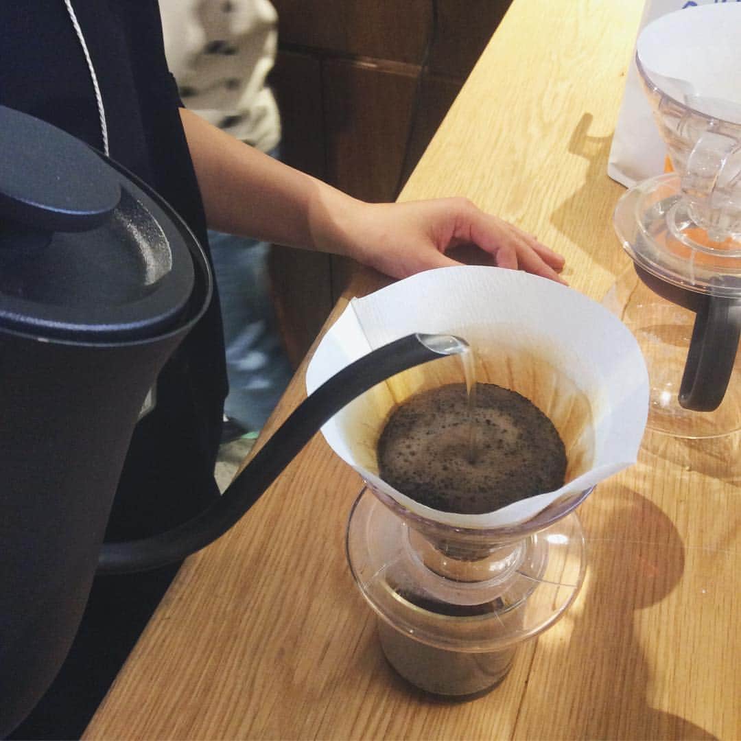 TODAY'S SPECIALさんのインスタグラム写真 - (TODAY'S SPECIALInstagram)「＜MARKET-Kyoto＞ GWもはじまりましたね！ 本日京都店では、京都 御陵で自家焙煎のコーヒー豆を販売している "GARUDA COFFEE"さん ( @garudacoffee )にお越しいただいております。 . こだわりのコーヒー豆をたくさんお持ちいただきました。 豆の特徴を丁寧に教えてもらえるので、自分好みのコーヒー豆を見つけてくださいね！ 本日は、ブラジル独特の香ばしさと優しい苦さが特徴の"ブラジルチョコジャポン"をハンドドリップでお楽しみいただけます！ . ドリップするだけで、簡単にコーヒーゼリーが作れるドリップパックなどこれからの季節に嬉しい商品もありますよ。 是非お立ち寄りくださいませ。 . #todaysspecial #トゥディズスペシャル #京都バル #kyotobal #garudacoffee #coffee」4月28日 12時49分 - cibone_ts