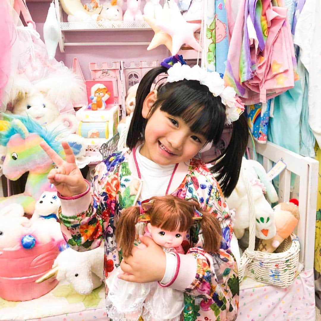 山口尚美のインスタグラム：「久々に大好きな中野ブロードウェイへ行ってきました🌈👯‍♀️🤖✨ 親子で4階にあるspank! という お店を見つけ大興奮😍😍😍 ラブリーなものしか置いてなかった💕🦄 ママは同じく4階のギャラリーリトルハイで小林健二博士の個展で美を補充💎✨ いく先々で店員さんから個性爆発ファッションを褒めてもらいご満悦のはるみでした😅👸💐 ほんと懐の広い街よ…🏰✨ せいたろは周ってる間寝てたけれど 行きと帰りの電車で大興奮🚃🚃🚃 好きなものいっぱいでみんなwinwinの 心の栄養大チャージな1日でした❣️❣️❣️」