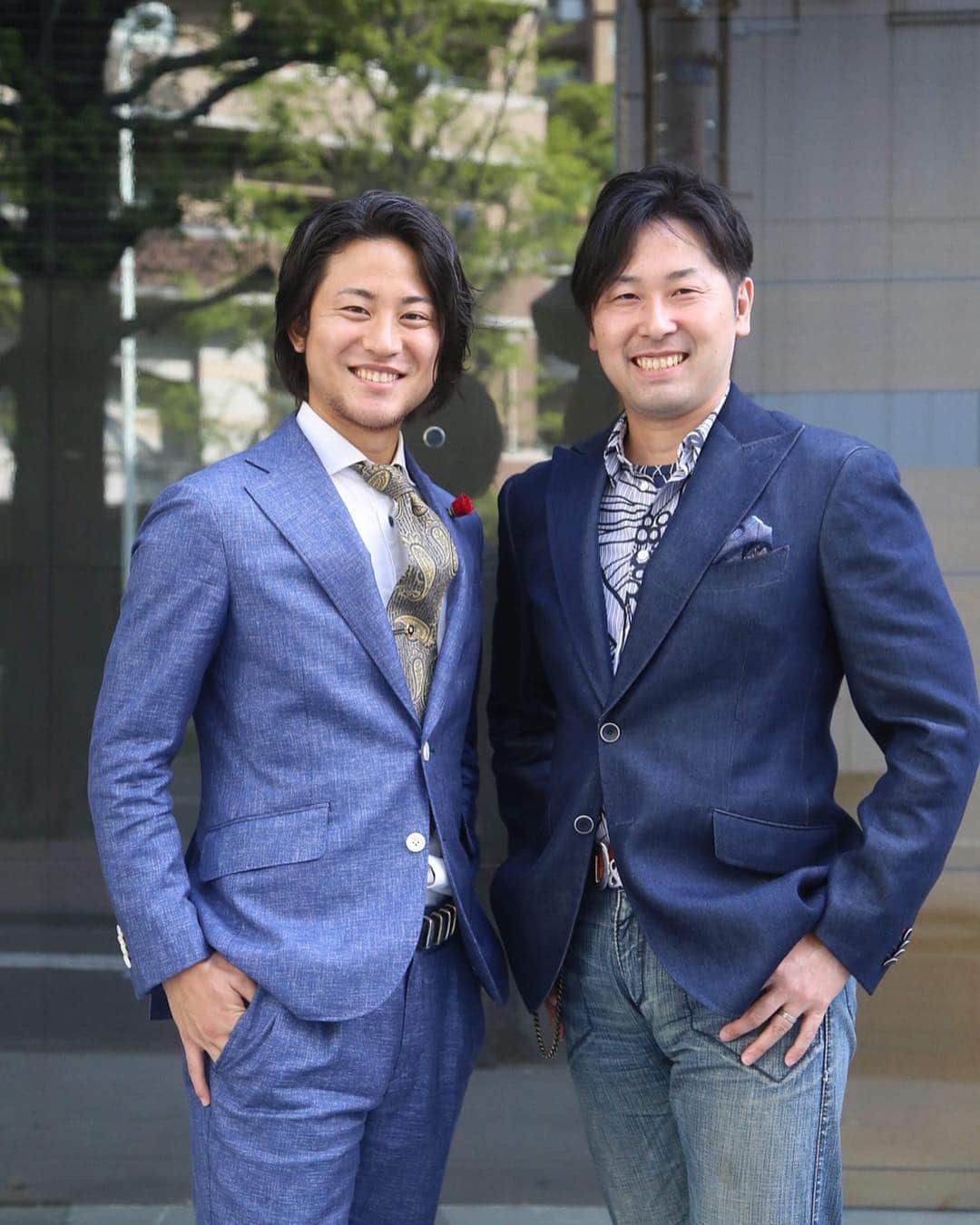 のインスタグラム：「29冊の本を出版している著者 染谷 昌利さんの . フルオーダーメイドの デニムジャケットを納品しました！！ . . 染谷さんは副業のエキスパートで、 . 新聞や雑誌にしょっちゅう紹介されています。 . . . 100名以上の人が所属している 自身が運営する オンラインコミュニティを持ち、 . そのオンラインコミュニティから、 本を出版する人が続出し、 . 染谷さん個人がもはや、 出版社のような存在の人です。 . . . 今回製作させていただいたジャケットは ネイビーのデニムジャケットで、 . テンセルというユーカリの葉を原料とした 素材の光沢感のあるデニムです。 . . . ボタンは水牛のネイビーで、 淵が白いものを。 . . 裏地は同系色で 刺繍デザインのものを使い、 . 大人の遊び心を表現。 . . . ラペル（衿）部分の曲線をを丸くし、 ピークドラペルで衿幅を大きくすることで . 僕が感じる染谷さんの個性とセンス そして、大人のエロカッコ良さ . というものを表現しています(^ ^) . . . やっぱり、手縫いって味があって 丸みの出方がセクシーで良いなあ〜 . こんなに違うんだね。 . . #ryomatokyoflowers #ryomaflowers #本物のバラ #枯れないバラ #バラ #フラワーピン #ラペルピン #ブローチ #フラワーファッションブランド #オーダーメイドスーツ #RYOMATOKYO #経営者の着こなし」