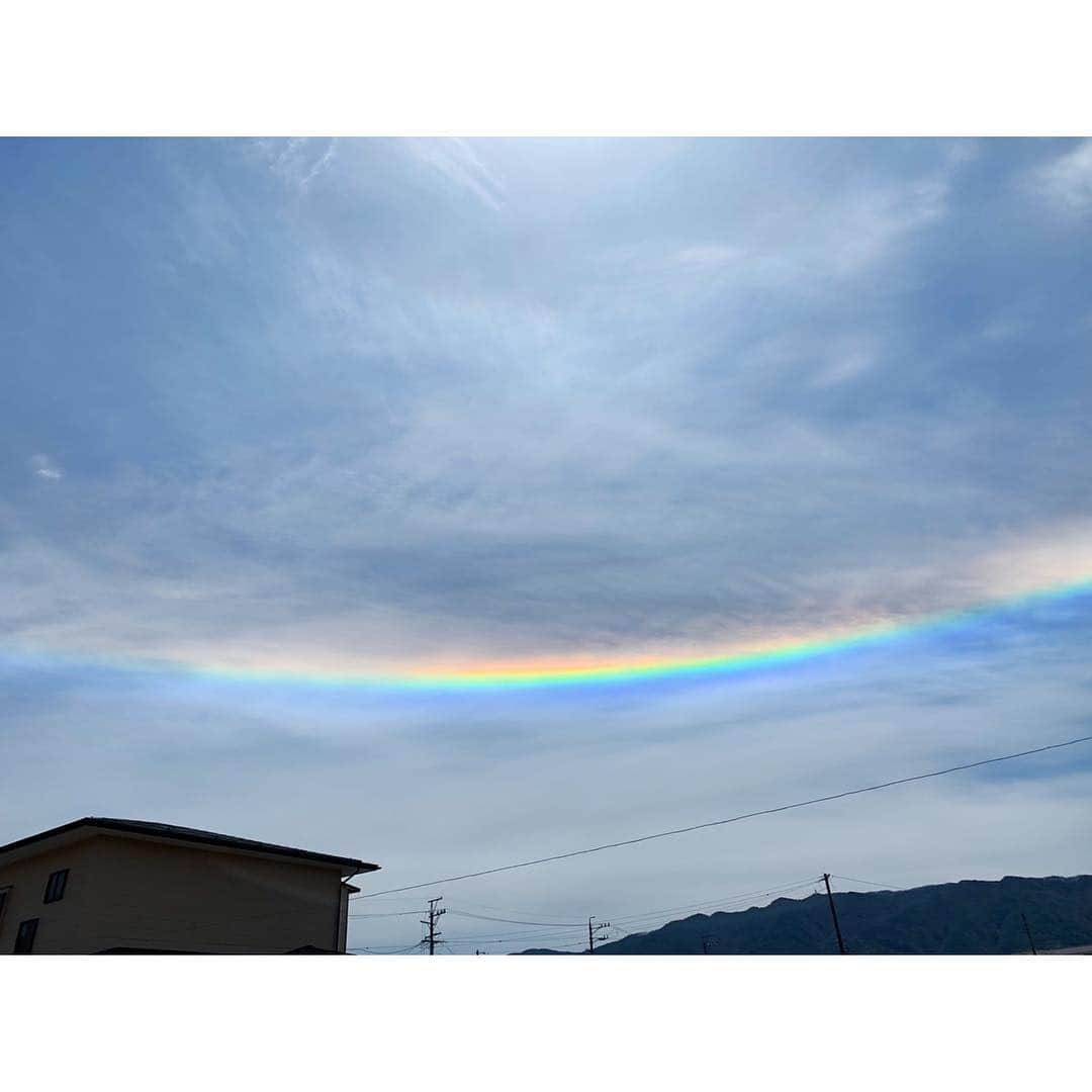 EMIさんのインスタグラム写真 - (EMIInstagram)「☆ #Rainbow 🏳️‍🌈 逆に湾曲してる不思議な虹だったな〜 #水平環アーク」4月28日 12時51分 - emi_idea