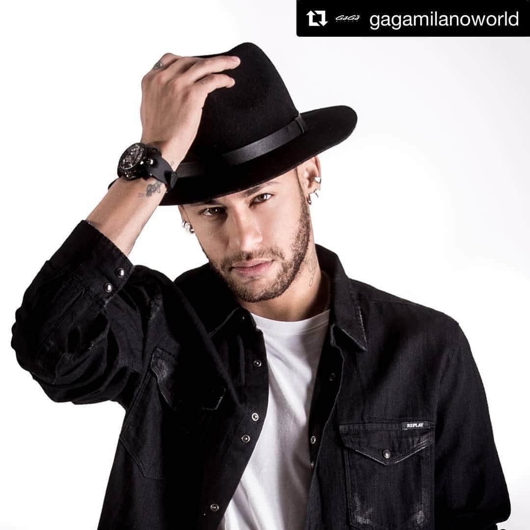 GaGa MILANO 公式 アカウントさんのインスタグラム写真 - (GaGa MILANO 公式 アカウントInstagram)「#Repost @gagamilanoworld ・・・ @NeymarJr has completed 600 games as a pro player in the French Cup💪⚽ #gagamilano #neymarjr #gagamilanoworld #watches」4月28日 12時51分 - gagamilano_jp